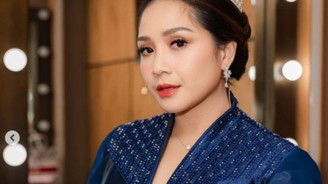 Nagita Slavina Pamer Mahkota Bak Putri Kerajaan, Netizen: Wih, Anggun dan Elegan!