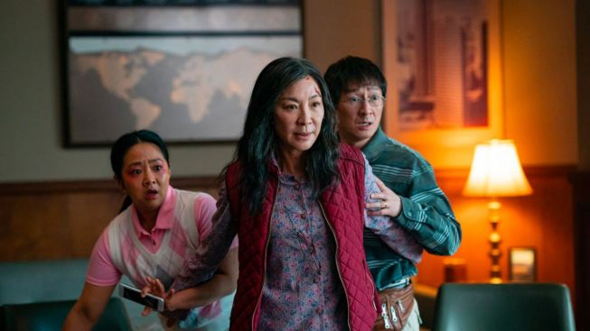 Film 'Everything Everywhere All at Once' dan Michelle Yeoh Sukses Cetak Sejarah di Piala Oscar 2023