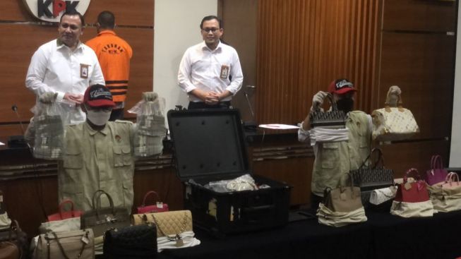 Ngakunya Palsu, Ini Rincian Tas Mewah Istri Rafael Alun yang Jadi Barang Bukti: Capai Miliaran?