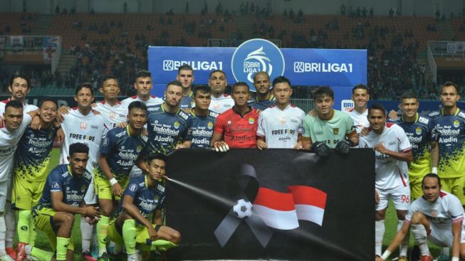 Persib dan Persis Solo Membentangkan Bendera Tanda Kecewa setelah Pembatalan Tuan Rumah Piala Dunia U-20 2023