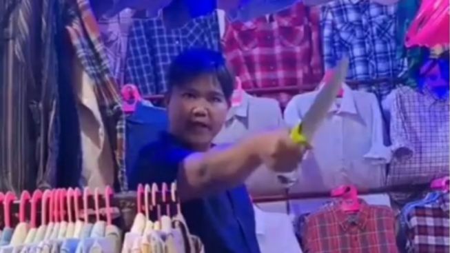 Diamankan Polisi, Pedagang Pasar Gedebage Bandung yang Todong Pisau Kepada Pembeli
