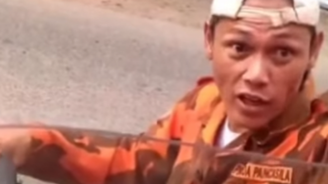 Bang Jago Beraksi dan Viral, Palak Supir Truk dan Ancam Hancurkan Mobilnya!