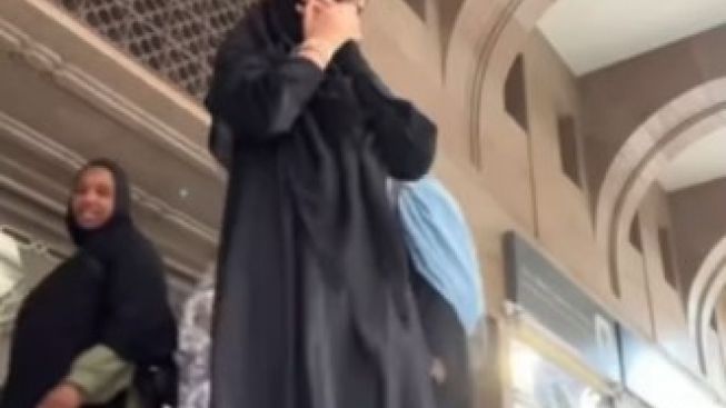 Konten Etis atau Tidak? Joget TikTok Athalia Aubry di Makkah