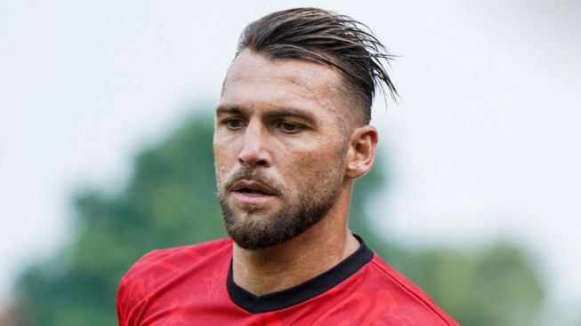 Marko Simic Disorot Netizen karena Tendangan, Thomas Doll Pasang Badan!