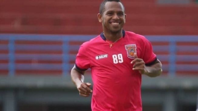 Pesan Berharga Oktovianus Maniani kepada Pesepak Bola Muda Indonesia