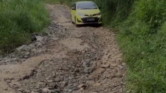 Jalan Rusak di Cililin KBB Bak Seperti Sungai Kering, 12 Tahun Belum Diperbaiki