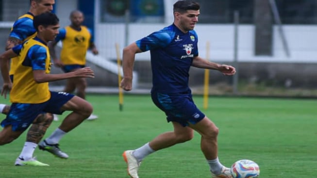 Bersiap Hadapi Tim Tamu Barito Putera, Persib Bandung Semakin Intens Lakukan Latihan, Bobotoh Semangati: Posisimu Bukan Di Bawah, Ayo Bangkit!