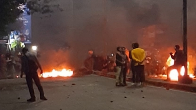BREAKING NEWS: Seorang Balita Menjadi Korban Gas Air Mata saat Bentrokan di Dago Elos