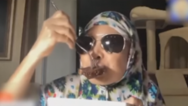 Viral! Wanita Makan Daging Babi dengan Bacakan Al Quran