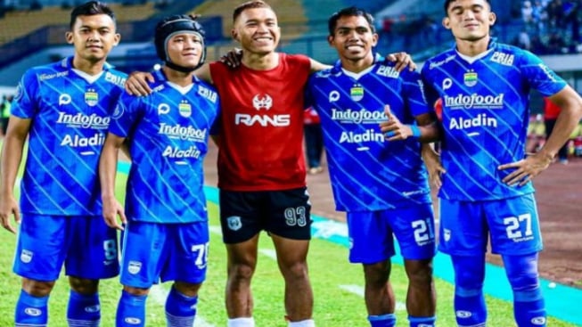 Erwin Ramdani Unggah Momen Foto Bersama Pemain Persib Setelah Bertarung di Pertandingan, Bobotoh: Jangan Lupa Arah Pulang A!