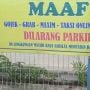 Viral! Heboh Spanduk Bertuliskan "Maaf, Ojek Online Dilarang Parkir di Masjid", Komentar Publik Terbelah