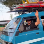 Bule Ini Sewa Angkot untuk Surfing, Netizen Tergelitik
