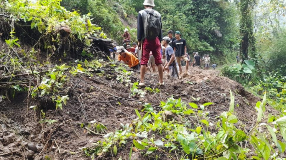 Terjadi Longsor Di Cianjur Hingga Tanah Bergeser Cukup Panjang Sampai