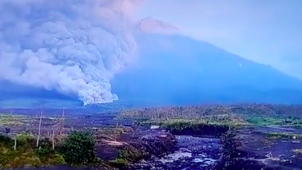 Gunung Semeru Muntahkan Awan Panas, Berjarak 800 Meter Dari Kawah ...