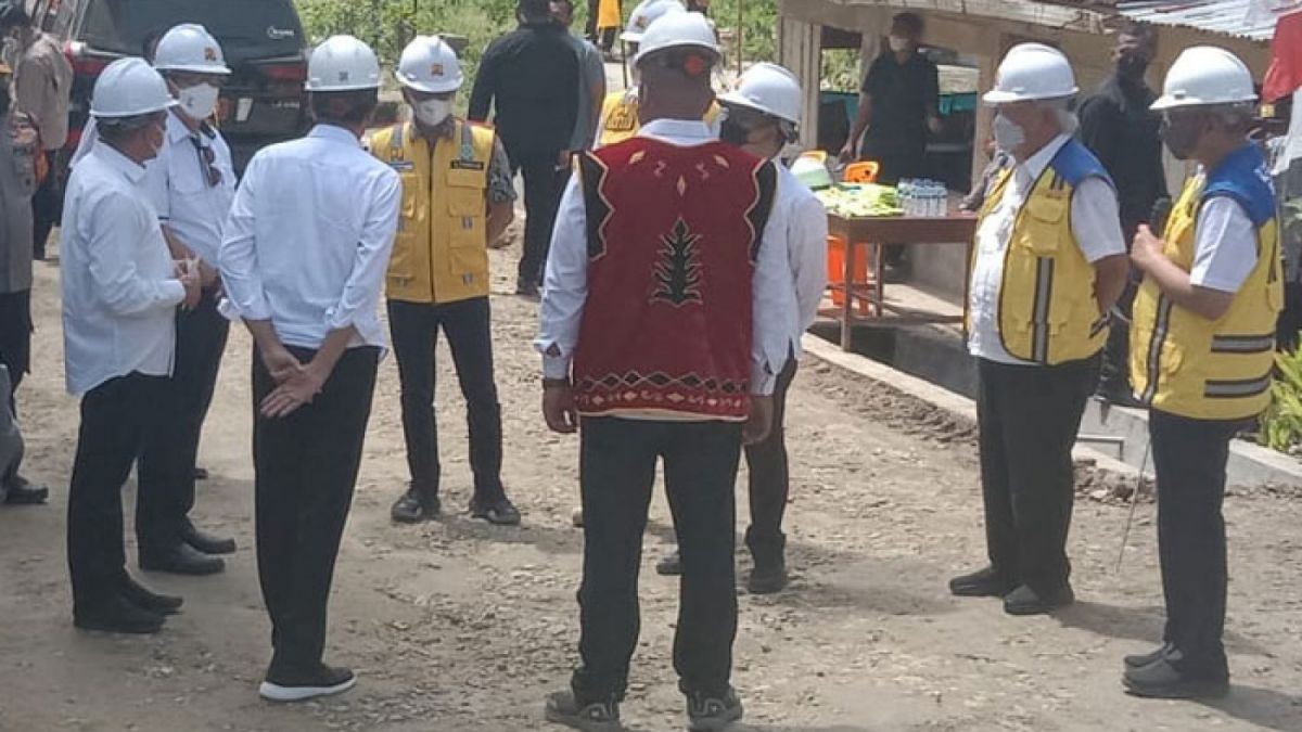 Presiden Jokowi meninjau pembangunan infrastruktur di Nias. [Istimewa]