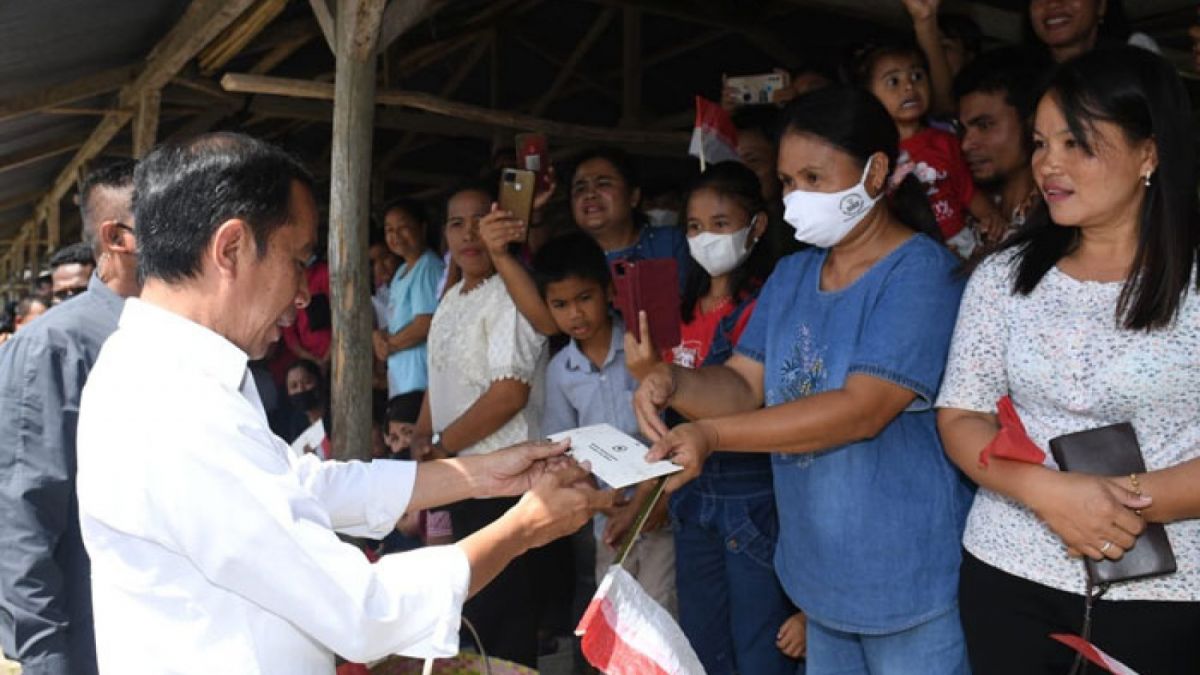 Presiden Jokowi membagikan bantuan kepada masyarakat di Kepualauan Nias, Sumatera Utara. [Istimewa]