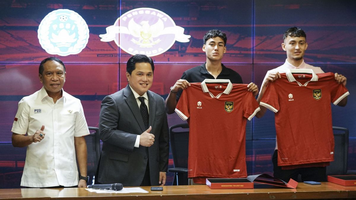 Rafael William Struick (kedua kanan) dan Ivar Jenner (kanan) saat jumpa pers di Stadion Utama Gelora Bung Karno, Senayan, Jakarta. [(ANTARA FOTO)]