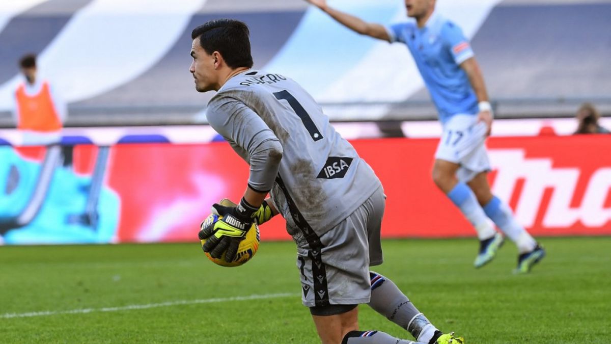 Kiper Sampdoria berdarah Italia-Indonesia, Emil Audero mengontrol bola melewati pemain depan Lazio Ciro Immobile (kanan) selama pertandingan Serie A antara Lazio vs Sampdoria pada 20 Februari 2021. [AFP]