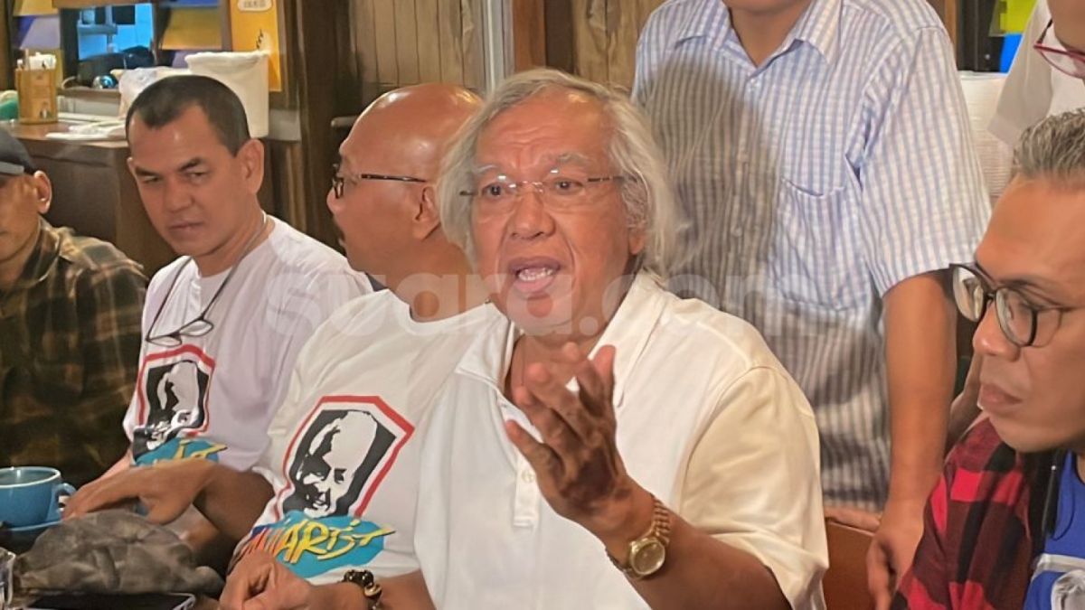 Politikus senior PDIP Panda Nababan haqulyakin Presiden Jokowi tidak akan mendua dari Ganjar Pranowo. [(Suara.com/Novian)]