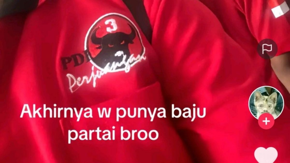 Sekelompok ABG ini ngaku ikut acara PDIP dan mendapatkan baju secara gratis di Stadion Utama GBK, Jakarta, Sabtu (24/6/2023). [Twitter @/arsipaja]