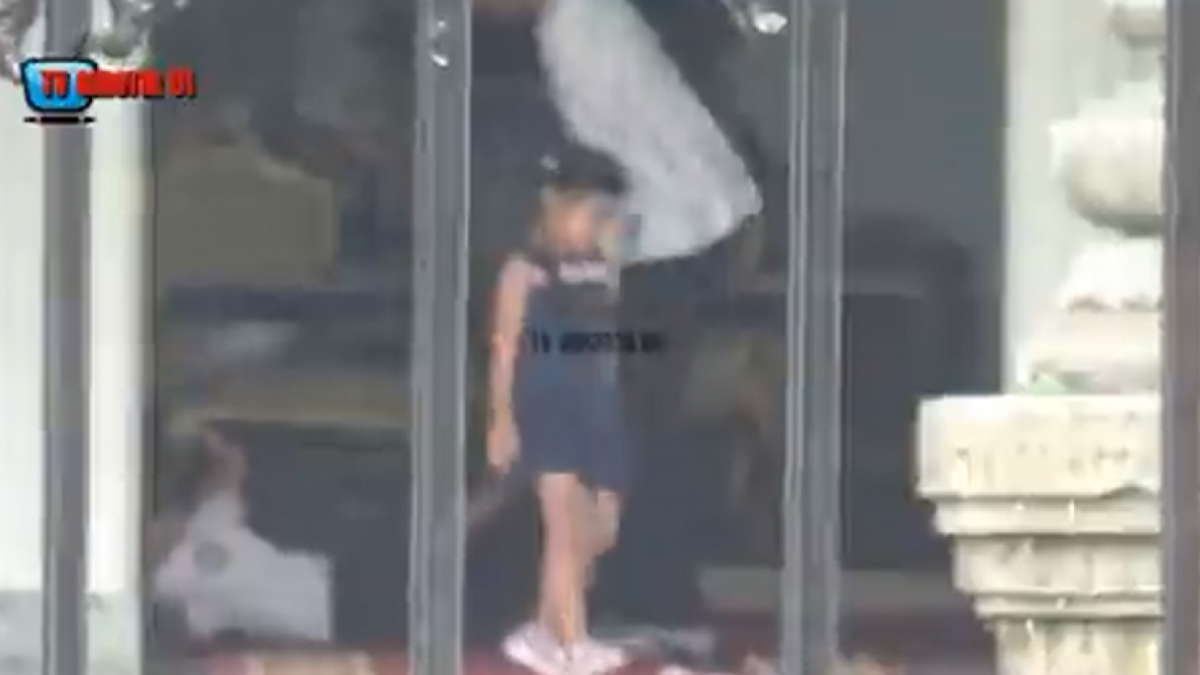 Panembahan Al Nahyan Nasution menjatuhkan diri dan mengguling-gulingkan badannya di depan Presiden Joko Widodo atau Jokowi di Istana Kepresidenan Yogyakarta, Kamis (29/6/2023). [(Twitter)]