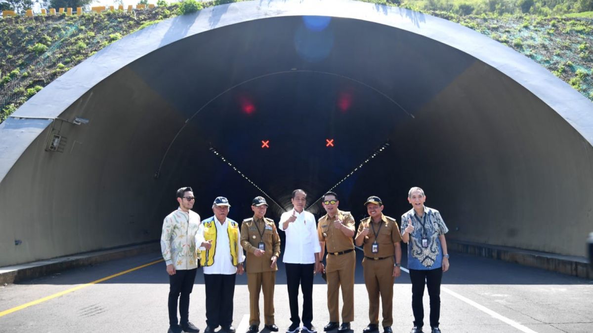 Presiden Jokowi di depan terowongan Tol Cisumdawu, Sumedang, Jawa Barat, Selasa (11/7/2023). [Laily Rachev - Biro Pers Sekretariat Presiden]