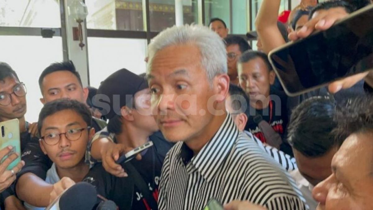Bakal calon presiden (capres) Ganjar Pranowo usai menghadiri acara relawannya di Wisna Serbaguna, Jakarta Pusat, Rabu (19/7/2023). [(Suara.com/Rakha)]