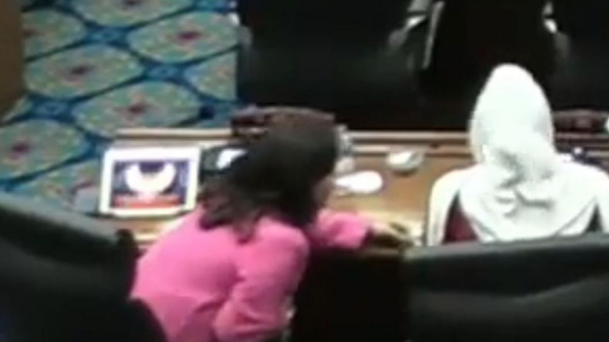 Anggota DPRD DKI Jakarta dari Fraksi PDIP, Cinta Mega diduga bermain game judi slot saat Rapat Paripurna DPRD DKI Jakarta berlangsung pada Kamis (20/7/2023). [(Tangkap layar)]