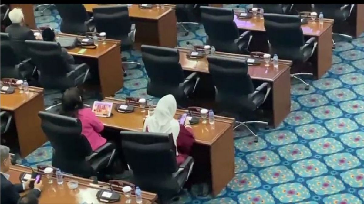 Anggota DPRD DKI Jakarta dari Fraksi PDIP Cinta Mega diduga tengah asyik bermain game judi slot ketika menghadiri Rapat Paripurna DPRD DKI Jakarta pada Kamis (20/7/2023). [(Tangkap layar video)]
