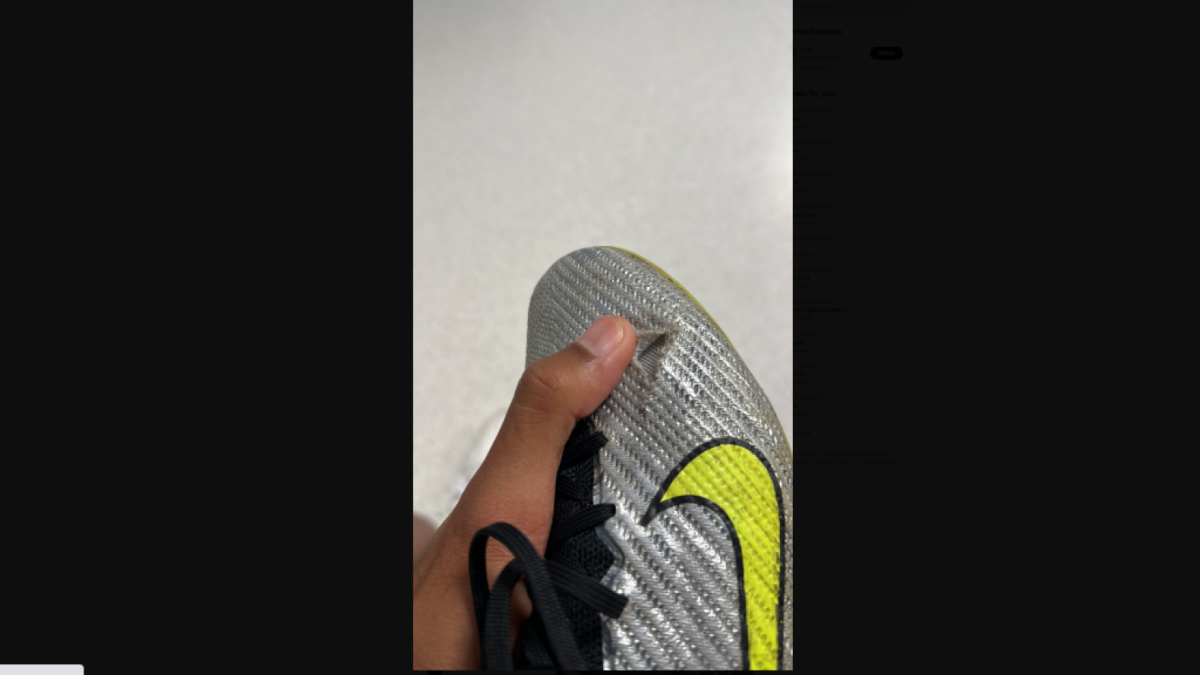 Sepatu bola Marselino Ferdinan jebol [Twitter @/marcenggg]