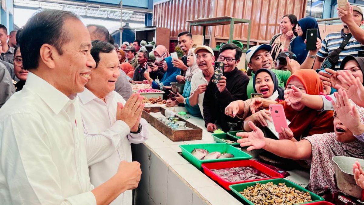 Presiden Jokowi dan Menteri Pertahanan (Menhan) Prabowo Subianto saat membagikan BLT kepada pedagang Pasar Bululawang di Kecamatan Bululawang, Kabupaten Malang, Jawa Timur, Senin (24/7/2023). [Laily Rachev - Biro Pers Sekretariat Presiden]