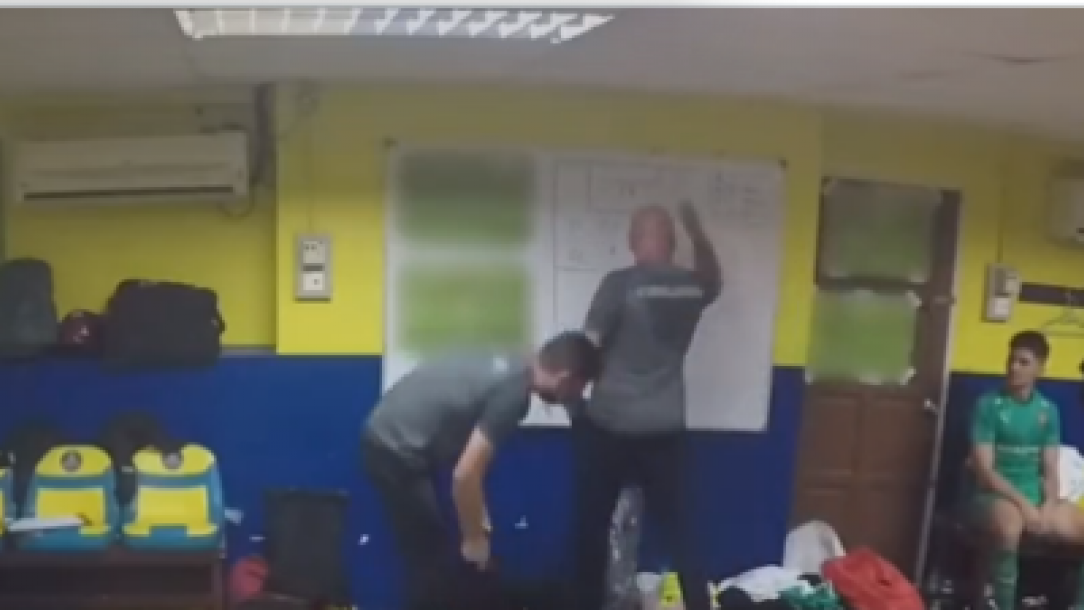 Video viral menunjukkan pelatih anyar Persib Bandung, Bojan Hodak tengah marah-marah di ruang ganti pemain Kuala Lumpur City (KL City). [Twitter]