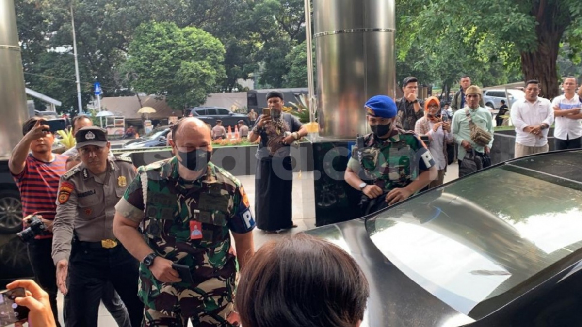 Komandan Pusat Polisi Militer (Danpuspom) TNI Marsekal Muda Agung Handoko bersama rombongannya mendatangi Gedung Komisi Pemberantasan Korupsi (KPK), Jakarta pada Jumat (28/7/2023) sore. [(Suara.com/Yaumal)]