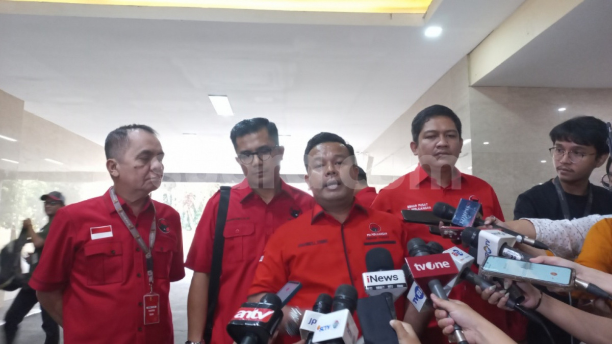 Kader PDIP saat melaporkan Rocky Gerung ke Bareskrim Polri. (Suara.com/M Yasir)