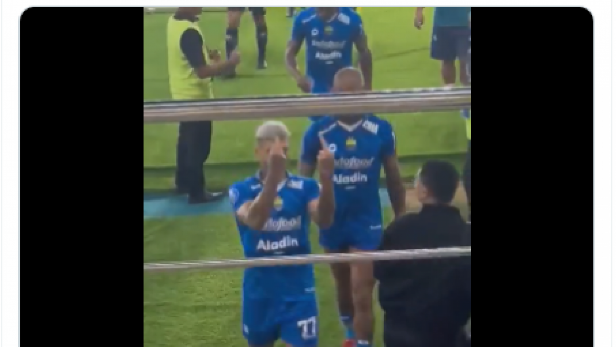 Pemain Persib Bandung, Ciro Alves acungkan jari tengah ke arah tribun usai kalah melawan Persis Solo di Stadion Manahan Solo, Selasa (8/8/2023) malam. [Tangkap Layar Video Twitter]