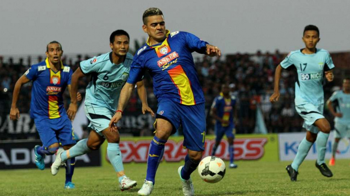 Pemain Arema Cronus, Christian Gonzales (tengah), membawa bola melewati pemain Persela Lamongan, di Stadion Surajaya, Lamongan. [Antara/Syaiful Arif] [Antara/Syaiful Arif]