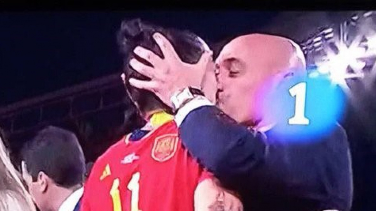 Presiden Federasi Spanyol, Luis Rubiales mencium bibir Jenni Hermoso pemain Timnas Wanita Spanyol [Twitter]