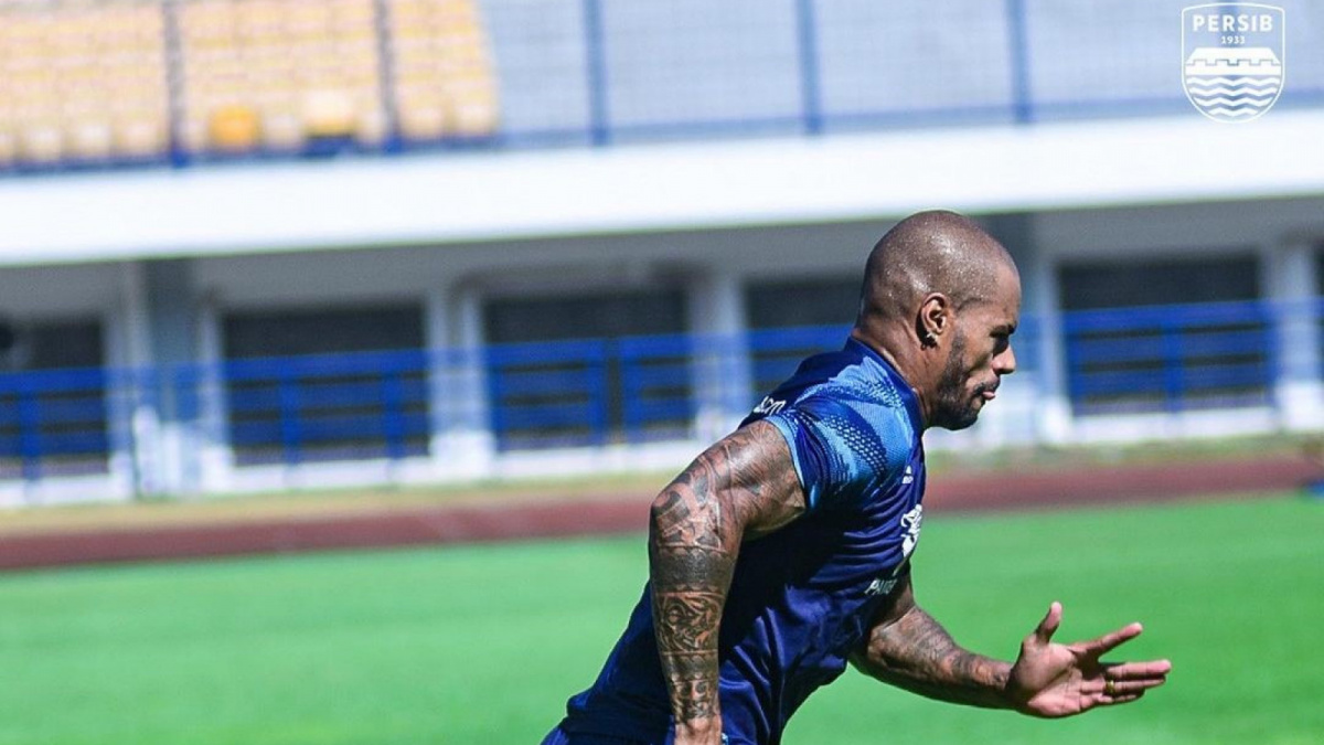 Striker Persib Bandung, David da Silva kembali menjalani sesi latihan di Stadion GBLA, Bandung, Kamis (24/8/2023). [(Instagram @persib)]
