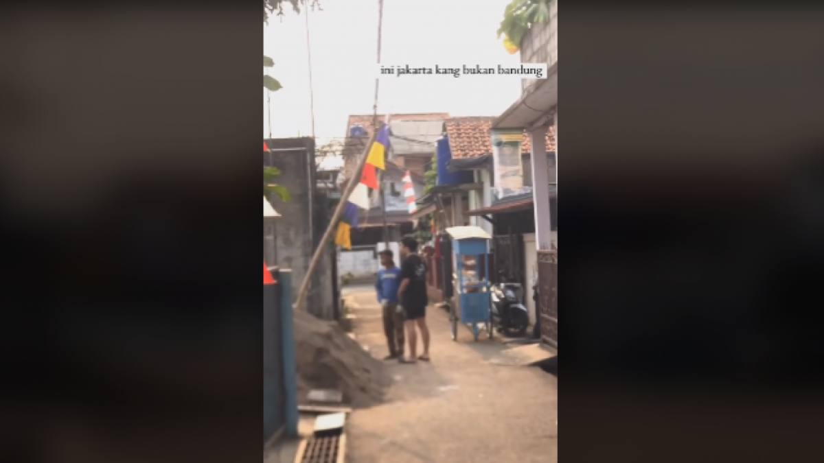 Seorang pria yang diduga The Jak mendatangi pria yang mengenakan kaos Persib di Jakarta. [(TikTok)]