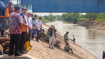 Masyarakat Gotong Royong Bangun Bendungan Bandar Sidoras, BWSS II Janjikan Bendungan Permanen 2023