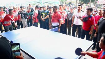 Lihat Nih, Bobby Nasution Main Ping Pong dengan Penyandang Disabilitas