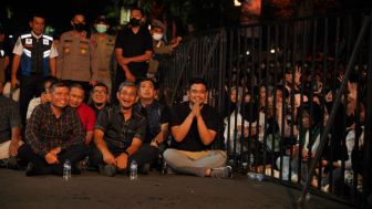 Lesehan hingga Basah-basahan, Bobby Nasution Nonton Konser Bersama Ribuan Warga Medan