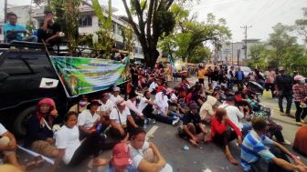 Gelar Aksi Unjuk Rasa di BPN Sumut: Pak Jokowi Tolong Lihat Penderitaan Kami