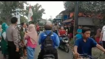 Emak-emak Unjuk Rasa Jalan Rusak, Publik: Pak Jokowi Tolong