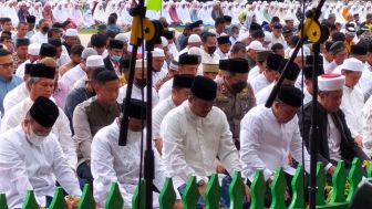 Gaya Edy Rahmayadi dan Bobby Nasution saat Salat Idul Adha di Medan