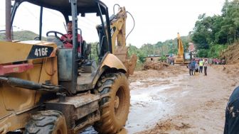 Curah Hujan Tinggi, Jalinsum Medan-Tarutung Putus Tertimbun Longsor