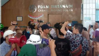 Bawa BH dan Panci, Emak-emak Demo Kantor PDAM di Medan: Air Mati Total