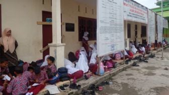 Pemandangan Miris Ratusan Siswa SD Deli Serdang Belajar di Teras, Ini Penyebabnya