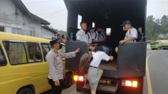 Angkot Mogok Gegara BBM Naik, Pelajar di Sumut Diantar ke Sekolah Naik Truk Polisi