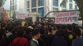 Mahasiswa di Medan Demo DPRD Sumut, Minta Fraksi PDIP Nyatakan Sikap Tolak BBM: Mana Bantengnya